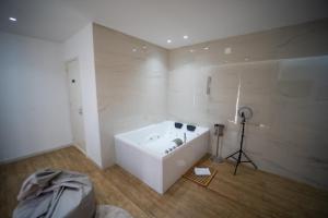 Luxury - 5 Stars - Suite with a jacuzzi 70s rooms