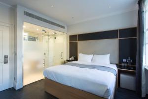 Junior Suite room in The Z Hotel Gloucester Place