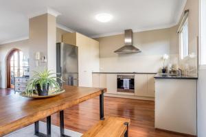 Tranquil Arches Indooroopilly