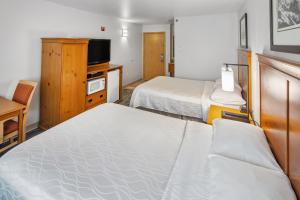 Two Queen Room - Bay View room in Best Western Plus Edgewater Hotel