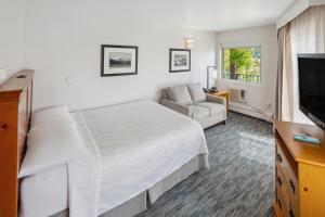 Queen Room - Bay View room in Best Western Plus Edgewater Hotel