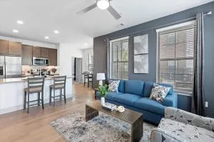 Spring Cathedral Lakes Pool Front Yard Fireplace King 1 116 sq ft - 兀兰