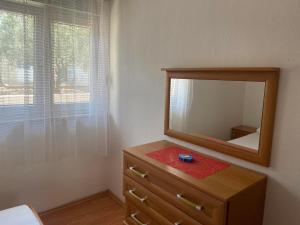 Apartments by the sea Betina, Murter - 23716