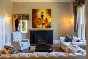 Prime Location House with Pool in Kew - Kew