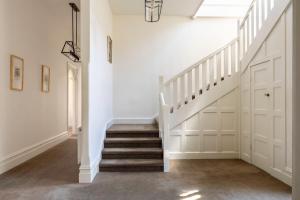 Prime Location House with Pool in Kew