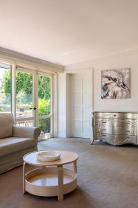 Prime Location House with Pool in Kew