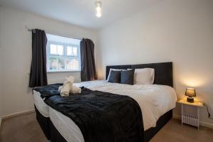 Charming Deluxe 5 Bed House -Free Parking- Sleeps 10