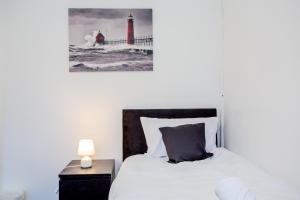 Charming Deluxe 5 Bed House -Free Parking- Sleeps 10