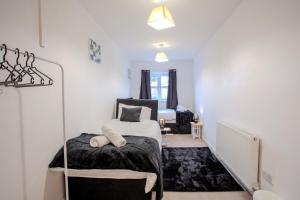 Charming Deluxe 5 Bed House -Free Parking- Sleeps 10