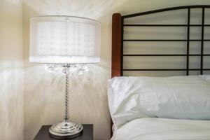 Quaint Loft with AC Abundance of Sunlight, Unit #4