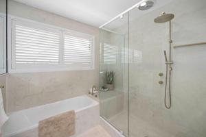 Deja Bleu - great family home with jetty