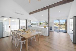 Deja Bleu - great family home with jetty