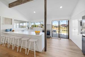 Deja Bleu - great family home with jetty