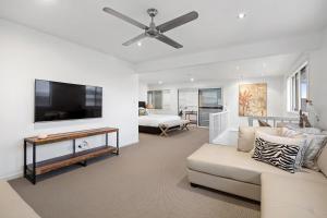 Pool side Luxury pet friendly - walk to the beach