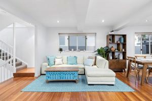 Pool side Luxury pet friendly - walk to the beach