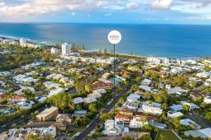 Pool side Luxury pet friendly - walk to the beach