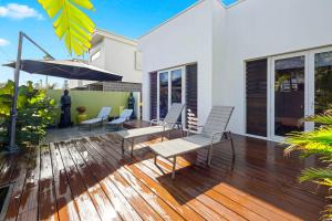 The Vibe Beach House - direct beach access, spa