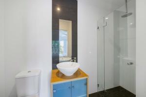 The Vibe Beach House - direct beach access, spa