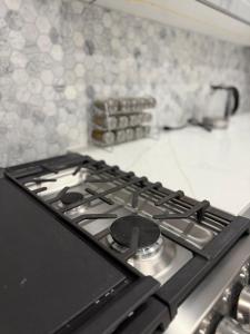 4-Bdrm Comfort with Fireplace mins from Downtown