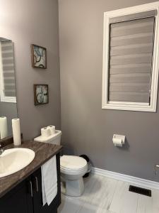 4-Bdrm Comfort with Fireplace mins from Downtown