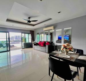 C81 Sea View Suite Pool Access Patong Bay Hill