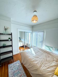 Bright, Modern & Artsy Space