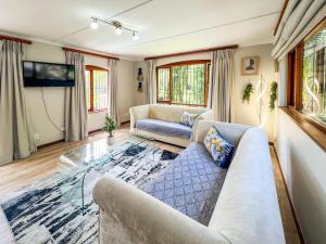 Spacious George self catering apartment for families, golfers, business travellers and couples 1 queen bed 2 sleeper couches