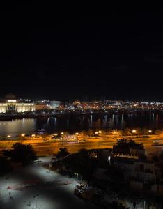 Sea View APT Near dubai Bus Station men Sharing