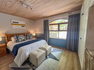 Spacious George self catering apartment for families, golfers, business travellers and couples 1 queen bed 2 sleeper couches