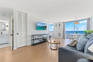 Oceanfront Renovated Getaway in Waikiki