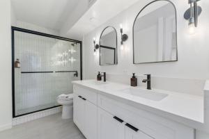Oceanfront Renovated Getaway in Waikiki