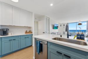 Oceanfront Renovated Getaway in Waikiki