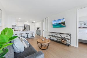 Oceanfront Renovated Getaway in Waikiki
