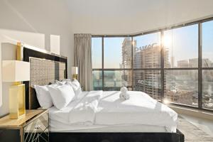 Elegant 2BR with Balcony and Burj Khalifa Skyline Views