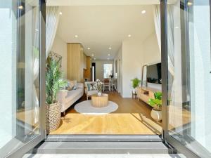 City Serenity 2BR Townhouse vs AC Backyard & Parking