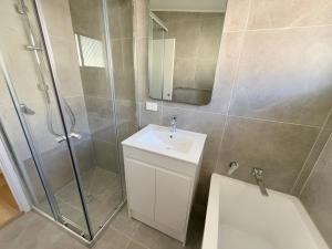 Comfy Logan - Shared bathrooms - Individual Room with a Queenbed- WiFi AC Netflix