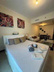 Click Stay - JLT - Studio & Balcony Lakes view Entire Apartment -RA