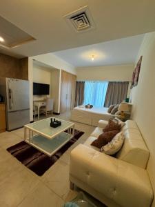 Click Stay - JLT - Studio & Balcony Lakes view Entire Apartment -RA