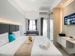 Warm and Restful Studio Transpark Juanda Bekasi Timur Apartment By Travelio