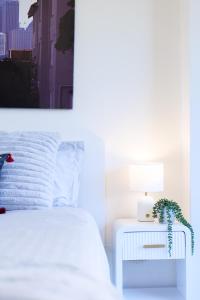 5mins Walk to Central 2 Bedroom Parking Pool