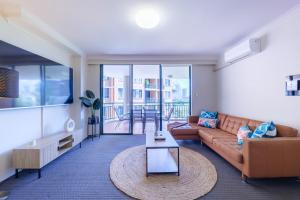 5mins Walk to Central 2 Bedroom Parking Pool