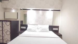 Comfortable Living 2BR at Dian Regency Apartment By Travelio