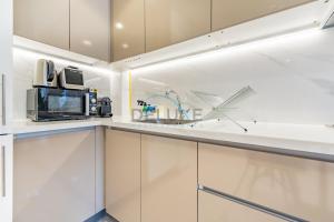 Pool Views 1BR Close to Major Landmarks in Azizi Riviera 18, Al Merkadh by Deluxe Holiday Homes