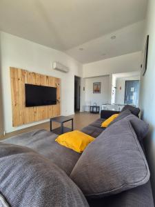 Oura Villa V2 Flores