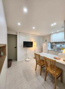 #GreenLine House #Remodeled #6 Guests #2nd Subway Line #1st Floor