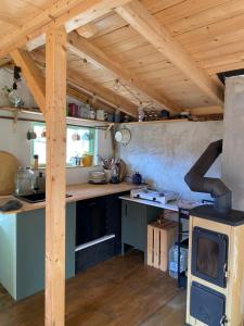 Sušárna v zahradě s vůní bylinek