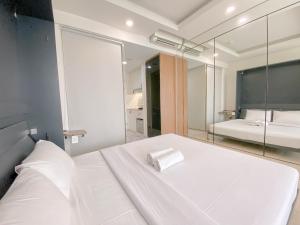 Luxurious Studio at Art Deco Apartment By Travelio