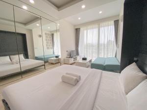 Luxurious Studio at Art Deco Apartment By Travelio