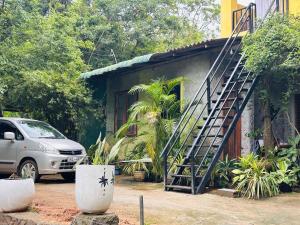 Sigiriya Vee Guest