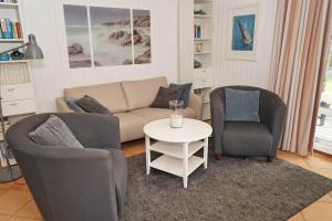 Blockhaus mit grossem Grundstück und Zaun